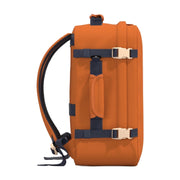 CabinZero Classic 36 L Maple Leaf -matkareppu vasemmalta sivulta