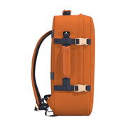 CabinZero Classic 44 L Maple Leaf -matkareppu vasemmalta sivulta