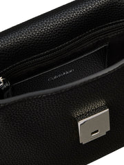 Calvin Klein Emblem Pebble pehmeä olkalaukku musta