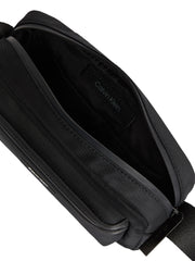 Calvin klein essential kangas olkalaukku musta kameralaukku