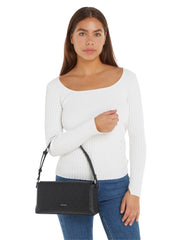 Calvin klein must logokuvioitu olkalaukku musta