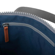 Roka London reppu Sustainable L-koko Deep Blue