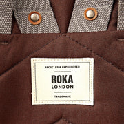 Roka London Finchley keskikokoinen reppu Chocolate ruskea logo