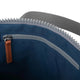 Roka London Finchley keskikokoinen reppu Deep Blue tummansininen sisältä