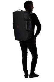 keskikokoinen musta matkustusreppu duffle eco driver