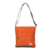 roka london sustainable kennington b olkalaukku oranssi nylon