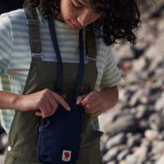 tummansininen pieni laukku fjällräven high coast pocket